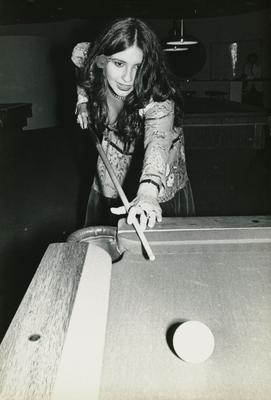 Fafá de Belém jogando sinuca