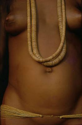 Série Xingu - Jovem Kalapalo adornada com colares e cinto ulurí