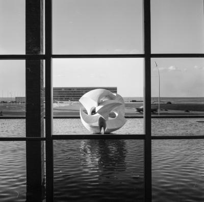 "O Meteoro", escultura de Bruno Giorgi, no Palácio dos Arcos ou Palácio Itamaraty