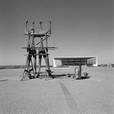 "Os Candangos" ou "Os Guerreiros", escultura de Bruno Giorgi; ao fundo o Supremo Tribunal Federal