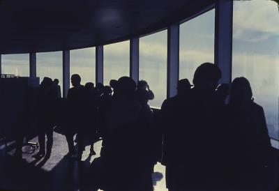 No interior da Torre Olímpica