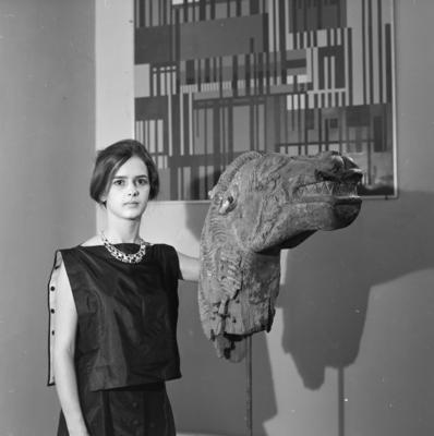 Modelo posando com jóias criadas pelos irmãos Haroldo e Roberto Burle Marx