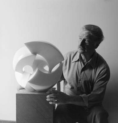 Bruno Giorgi, ao lado de sua escultura