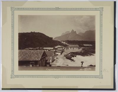 Pedra do Forte de Copacabana, atual Posto 6, com o morro Dois Irmãos ao fundo