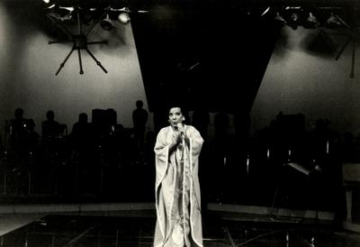 Elizeth Cardoso ao microfone