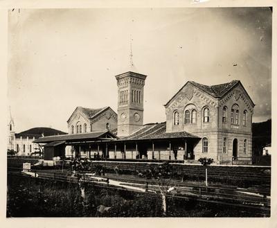 Pátio da estação ferroviária de Desengano