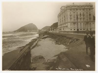 Ressaca na praia de Copacabana