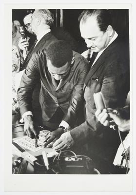 Pelé carimbando selos comemorativos do seu milésimo gol