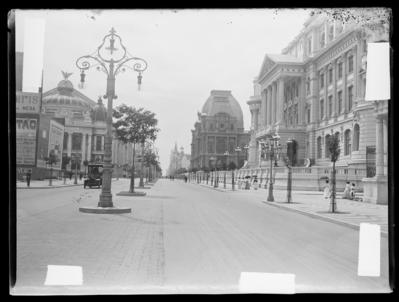 Avenida Central - à direita, Biblioteca Nacional e Escola Nacional de Belas Artes; à esquerda, Theatro Municipal