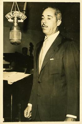 Silvio Caldas ao microfone