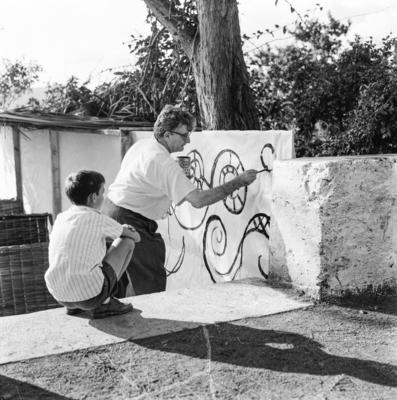 Roberto Burle Marx nos preparativos da festa junina do Sítio Burle Marx