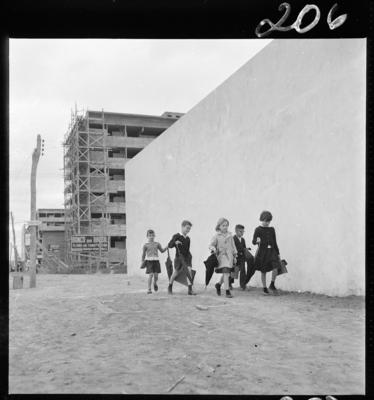 Crianças nos arredores de escola