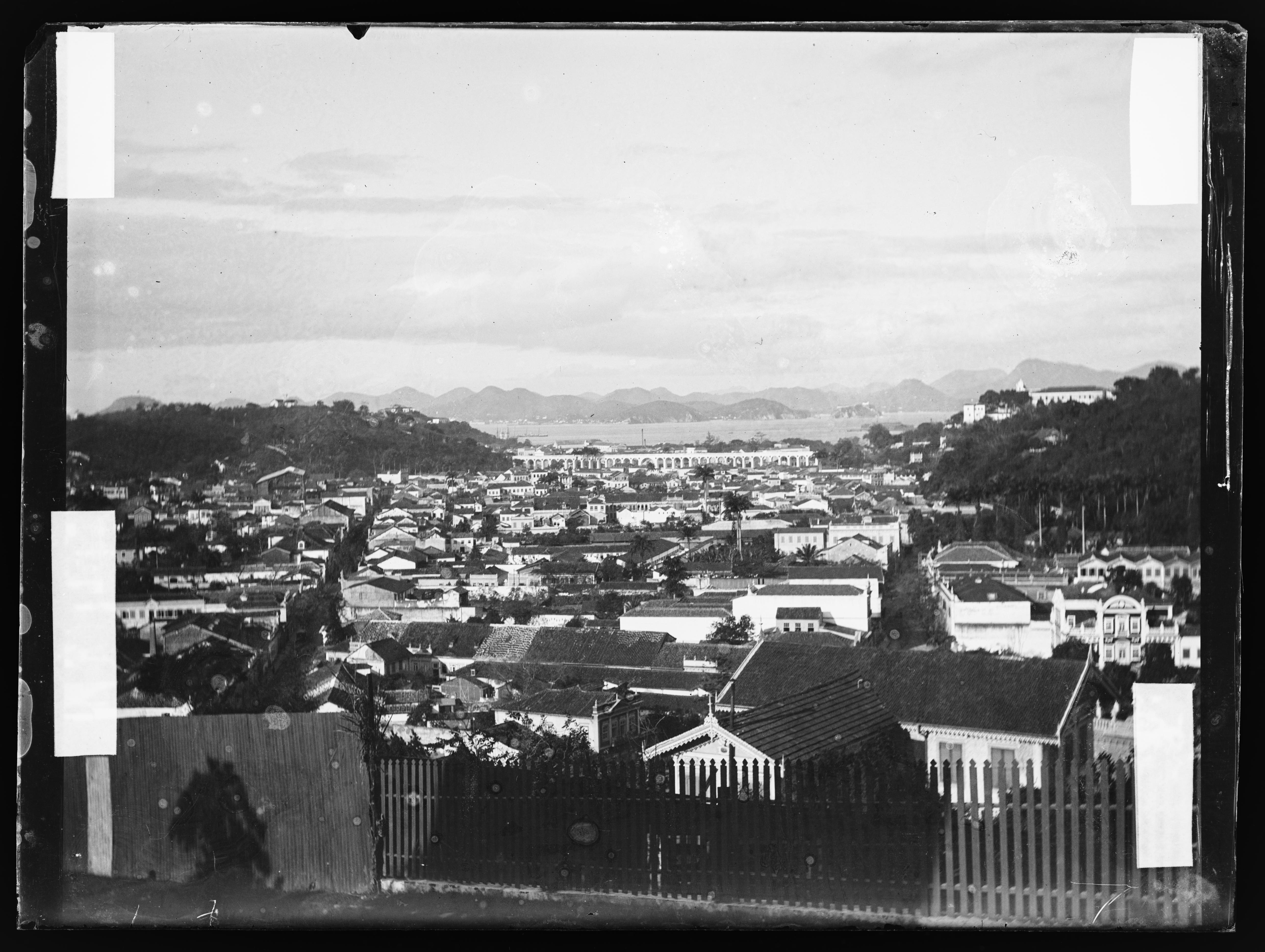 Lapa vista de Santa Teresa; destaque para o Aqueduto da Carioca (Arcos da Lapa), ao fundo
