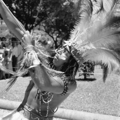 Carnaval de rua - bloco com pessoas utilizando fantasias de inspiração indígena