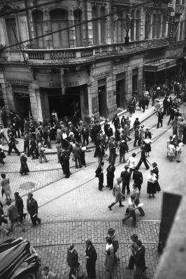 Esquina da rua Direita com praça da Sé. Em destaque, fachada da Casa Baruel, farmácia e perfumaria.