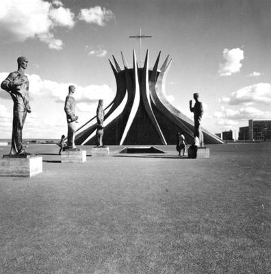 Os quatro evangelistas, esculturas de Alfredo Ceschiatti, na Catedral Metropolitana Nossa Senhora Aparecida