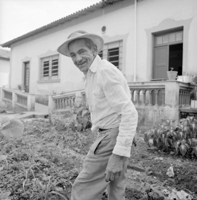 Idoso não identificado, trabalhando na horta do asilo São Vicente de Paulo, onde reside.