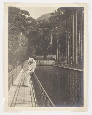 Caixa Velha da Tijuca, mulher posa para foto