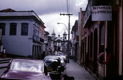Aspectos da rua e Igreja de Nossa Senhora do Carmo (ao fundo)