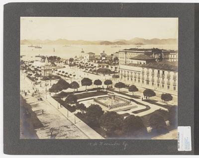 Praça XV de Novembro; ao centro, a estátua equestre de General Osório e, à direita, o Paço Imperial