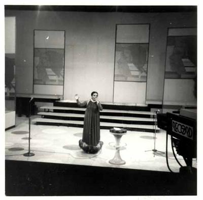 Elizeth Cardoso ao microfone