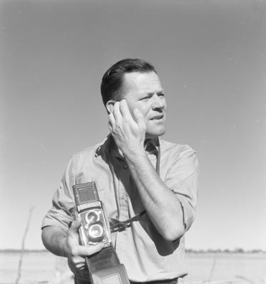 Marcel Gautherot documentando carrancas nas proas dos barcos do rio São Francisco