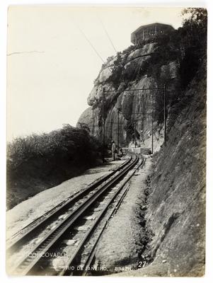 Morro do Corcovado, com o Mirante Chapéu do Sol no topo