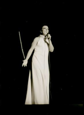 Elizeth Cardoso ao microfone