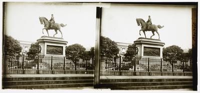 Estátua equestre em homenagem a General Osório; ao fundo, o Paço Imperial