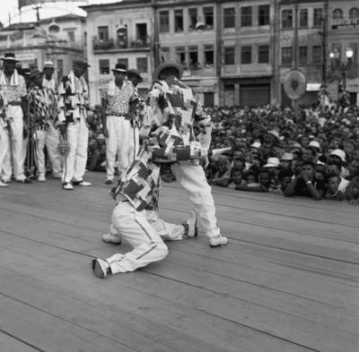 Integrantes do cordão Filhos do Morro no carnaval
