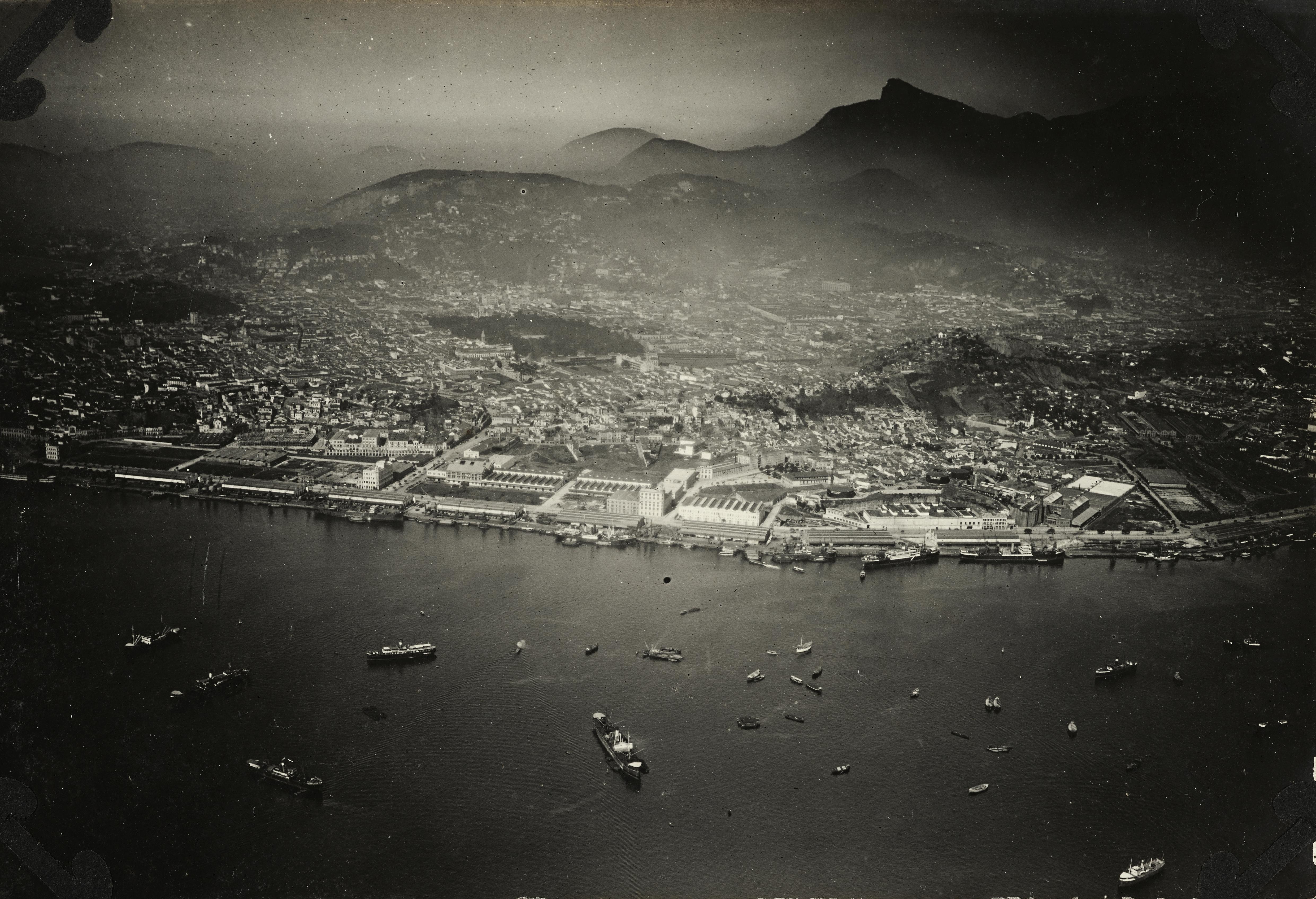 Vista aérea do centro do Rio de Janeiro, Praça Mauá e do bairro do Santo Cristo
