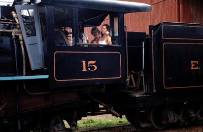 Pessoas em locomotiva