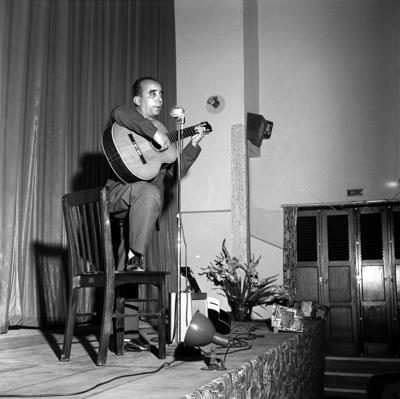 Newton Teixeira ao violão