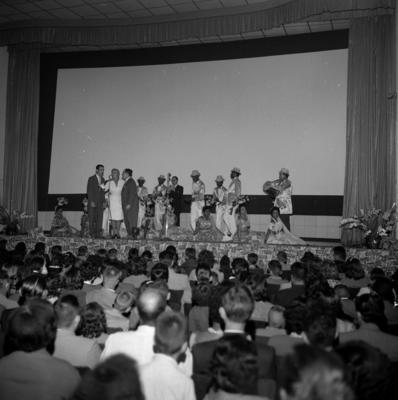 Raul Sampaio (1º, à esquerda), Lourdinha Bittencourt e Herivelto Martins; ao fundo, ritmistas e cabrochas