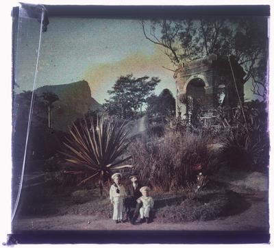 Homem com dois meninos no Jardim Botânico