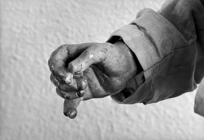 Rei mago Baltasar, detalhe da mão, figura do presépio em roca