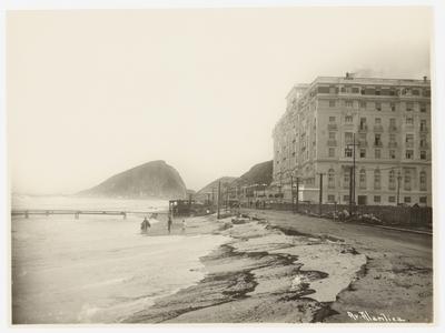 Ressaca na praia de Copacabana