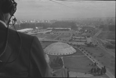 Sobrevoo de helicóptero em São Paulo, com José Rubens Siqueira. Em primeiro plano, o piloto