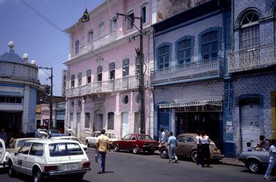 Aspecto de rua - comércio e transeuntes
