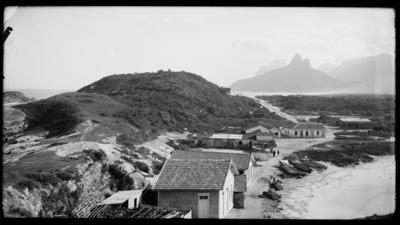 Pedra do Forte de Copacabana, atual Posto 6; ao fundo, o Morro Dois Irmãos