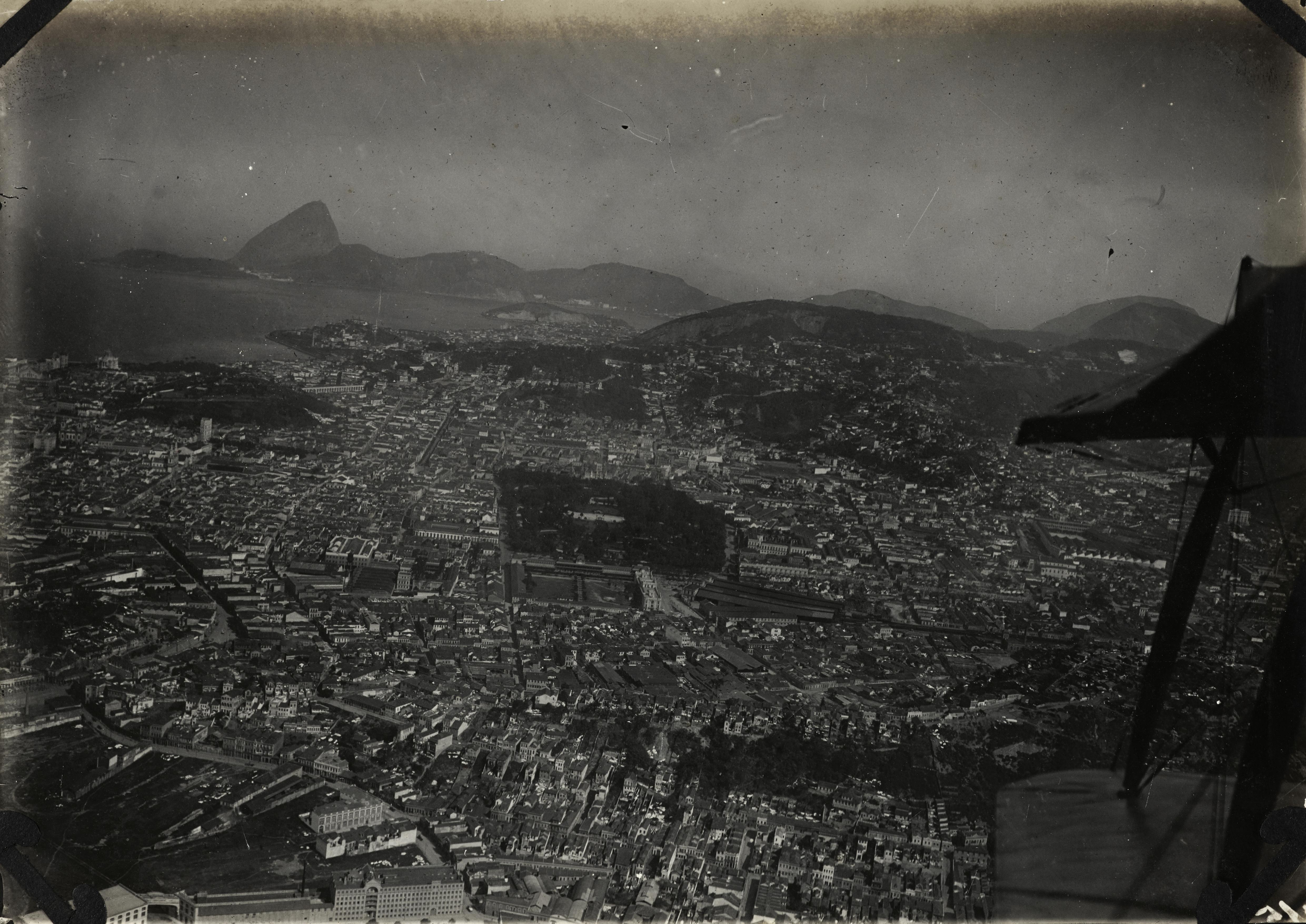 Vista aérea dos bairros do Santo Cristo e da Glória; destaque para os Arcos da Lapa e, ao fundo, para o Morro do Pão de Açúcar