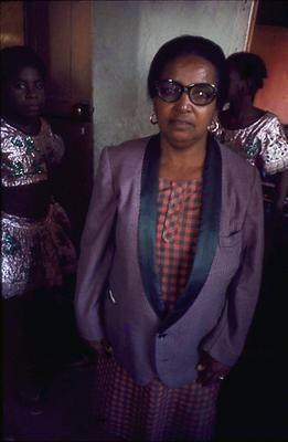 Série Mangueira - Mangueirense em traje verde e rosa