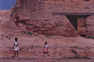 Crianças em meio à ruína