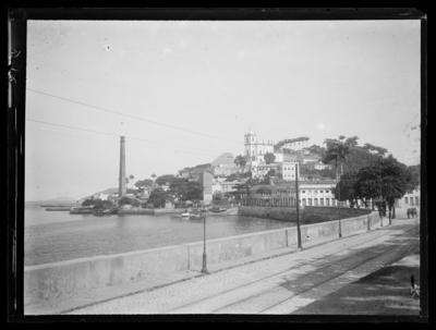 Vista do bairro da Glória e da baía de Guanabara; destaque para a Igreja Nossa Senhora da Glória do Outeiro