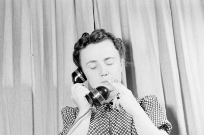 Hildegard Rosenthal fumando, ao telefone