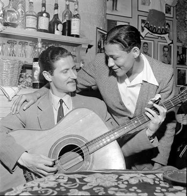 Excursão do Flamengo pela Europa - jogador Dequinha junto ao violonista