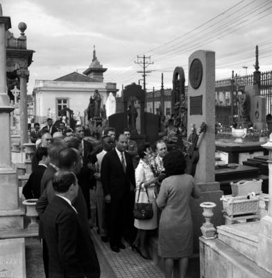 Visita ao túmulo de Noel Rosa, no Dia do Compositor