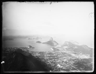 Panorama de Botafogo, Flamengo e Urca; ao fundo, o Morro do Pão de Açúcar