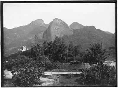 Vista do Pico do Perdido a partir do antigo Jardim Zoológico barão de Drummond