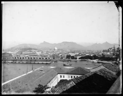 Centro do Rio, Alfândega e as torres da Catedral; vistos da Ilha das Cobras